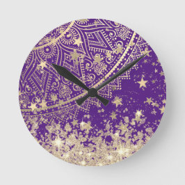 Bezauberung Mandalas mit Gold Stars auf Lila Runde Wanduhr