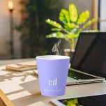 Bezeichnung der Initialen der Violettlavender Mono Milchtasse<br><div class="desc">Ein violetter,  lavenderfarbener Hintergrund. Personalisieren und fügen Sie einen Namen und Monogrammbuchstaben hinzu. Weiße Buchstaben.</div>