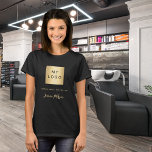 Bezeichnung des Logos für das Schwarze Gold T-Shirt<br><div class="desc">Ein schwarzer Hintergrund,  goldener Text. Personalisieren und fügen Sie Ihr Firmenlogo,  einen Text und einen Namen,  eine Unterschrift (oder löschen Sie,  wenn nicht gewollt) hinzu</div>