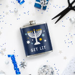 Beziehen Sie Lit | Funny Hanukkah Flachmann<br><div class="desc">Wenn die Menorah nicht das einzige ist,  das dieses Jahr angezündet wird,  dann schenken Sie diese unglaublich witzig Hanukah-Flasche jedem,  der in diesen 8 verrückten Nächten gerne übernachtet. Das Design zeigt eine helle,  mit Sternen umgebene Menorah-Illustration mit "beleuchten" in weißer Schrift.</div>