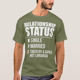 Beziehungsstatus als Super Hot Librarian betrachte T-Shirt