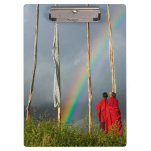 Bhutan, Gangtey Dorf, Regenbogen über zwei Mönche Klemmbrett