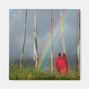Bhutan, Gangtey Dorf, Regenbogen über zwei Mönche Magnet