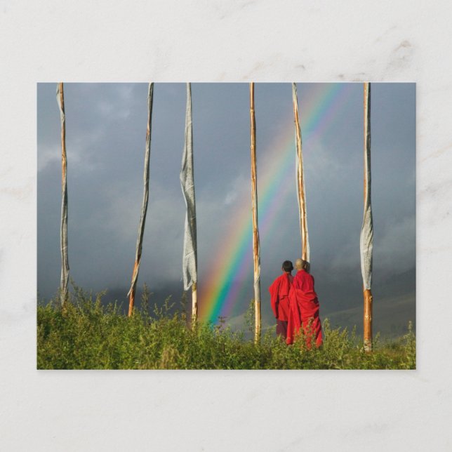 Bhutan, Gangtey Dorf, Regenbogen über zwei Mönche Postkarte (Vorderseite)