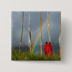 Bhutan, Gangtey Dorf, Regenbogen über zwei Mönchen Button