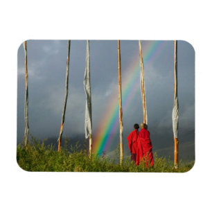Bhutan, Gangtey Dorf, Regenbogen über zwei Mönchen Magnet
