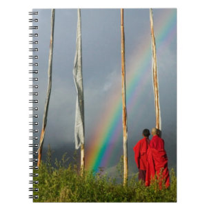Bhutan, Gangtey Dorf, Regenbogen über zwei Mönchen Notizblock