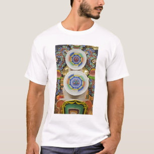Bhutan. Zwergkuchen von Mönchen schmücken die T-Shirt