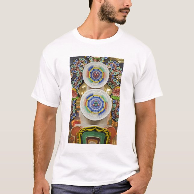 Bhutan. Zwergkuchen von Mönchen schmücken die T-Shirt (Vorderseite)