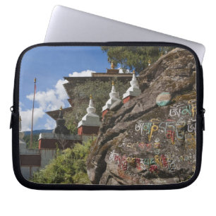 Bhutanische Schrift auf Felsen und nepalesische Ch Laptopschutzhülle