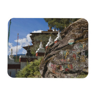 Bhutanische Schrift auf Felsen und nepalesische Ch Magnet