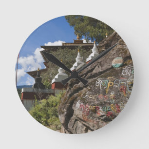 Bhutanische Schrift auf Felsen und nepalesischen C Runde Wanduhr