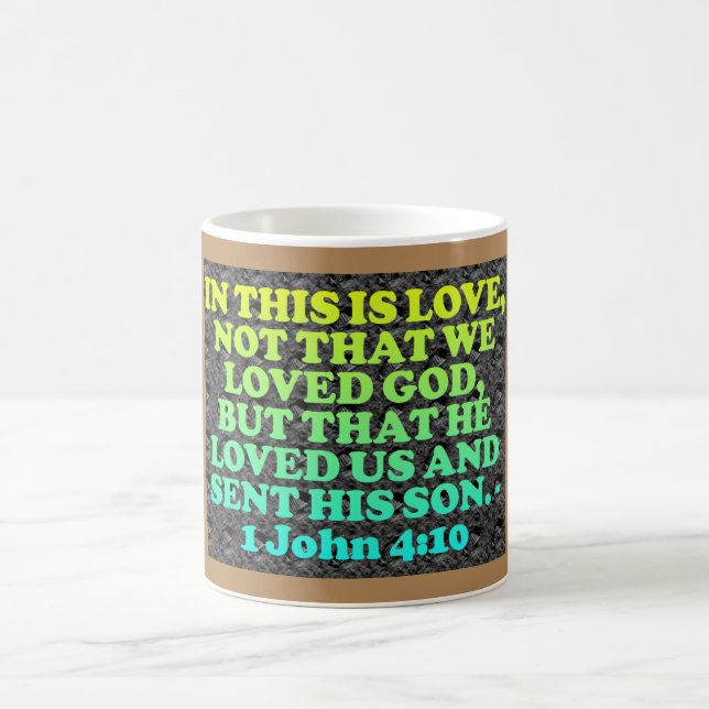 Bibel-Vers von 1 John 4: 10. Kaffeetasse (Mittel)