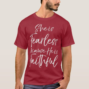 Bibelverse Zitat Sie ist furchtlos, weil er T-Shirt