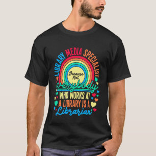 Bibliothekar Bibliothekar an der Schule arbeitet i T-Shirt