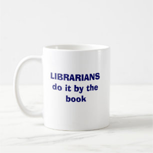 Bibliothekare tun es durch das Buch Kaffeetasse