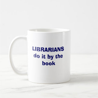 Bibliothekare tun es durch das Buch Kaffeetasse