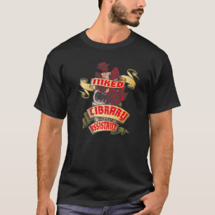 Bibliotheksassistent Tätowierter Totenkopf und rot T-Shirt