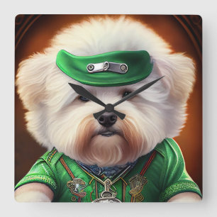 Bichon Frisé Hund fährt Fahrrad St. Patrick's Day Quadratische Wanduhr