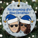 Biden Harris Election Dreaming A Blue Christmas Keramik Ornament<br><div class="desc">Diese Demokratie, die Weihnachtsbaumschmuck schmückt, ist mit Zeichnungen von Präsident elect joe biden und Vizepräsident elect kamala harris ausgestattet, die beide cool aussehen, wie sie in Sonnenbrillen und in demokratisch blauen Weihnachtsmannmützen zu finden sind. Sie zeichnet sich durch handgezeichnete, schneeflocke, leicht gestufte Schneeflocken im Hintergrund aus. Der Text ist in...</div>