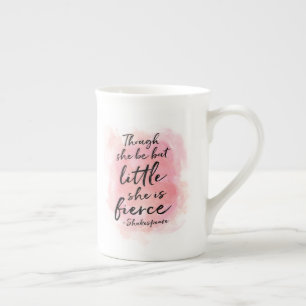 Bien qu'elle soit mais peu de tasse fine de