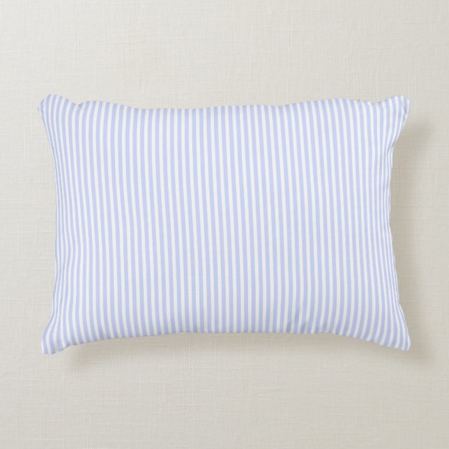 Biender Baby Blue Pale Sky Blue and White Strip Dekokissen (Vorderseite)