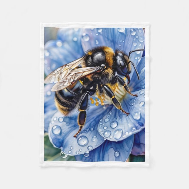 Biene auf blauem Blumenbett Fleecedecke (Vorderseite)
