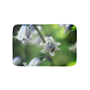 Biene auf Bluebell Blume Nah Badematte