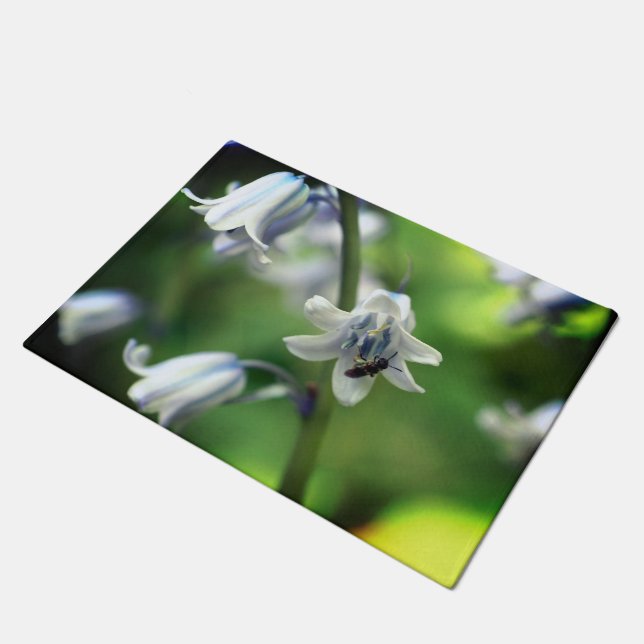 Biene auf Bluebell Blume Nah Fußmatte (Schrägansicht)
