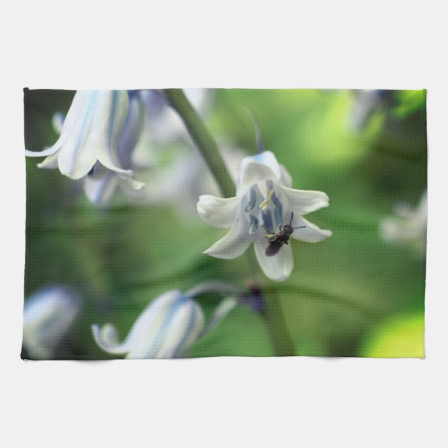 Biene auf Bluebell Blume Nah  Geschirrtuch (Horizontal)