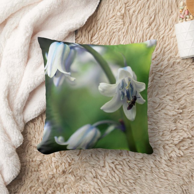 Biene auf Bluebell Blume Nah Kissen (Decke)