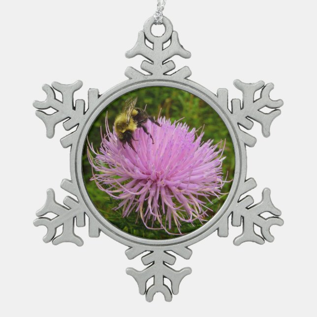Biene auf der Blume Thistle Nature Schneeflocken Zinn-Ornament (Vorderseite)