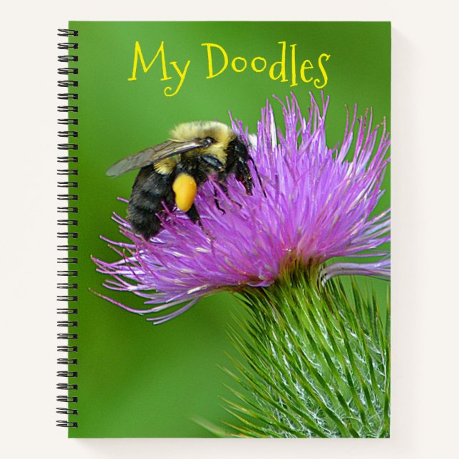Biene auf der Thistle Doodle Notizbuch (Vorderseite)