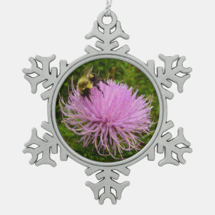 Biene auf Distelblüten-Natur Schneeflocken Zinn-Ornament