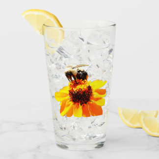 Biene auf einem Glas mit Blumenmuster