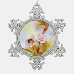 Biene auf einer Kirschblüte Schneeflocken Zinn-Ornament