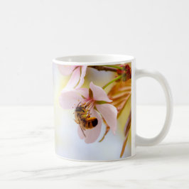 Biene auf einer Kirsche-Blume Kaffeetasse