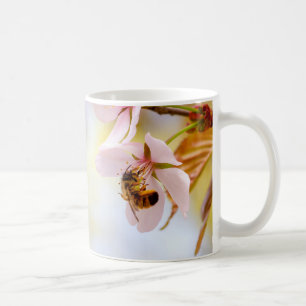 Biene auf einer Kirsche-Blume Kaffeetasse