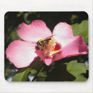Biene auf einer Rose von Sharon 2 Mousepad