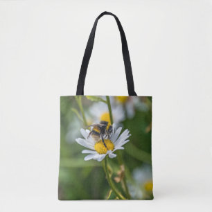Biene auf einer weißes Gänseblümchen Tasche