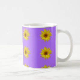 Biene auf gelber Sonnenblume auf lila Kaffeetasse