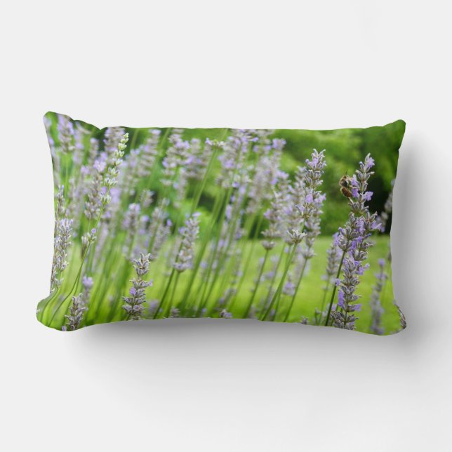 Biene auf Lavender Summer Floral Lendenkissen (Vorderseite)