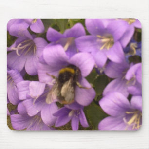 Biene auf lila Blumen Mousepad