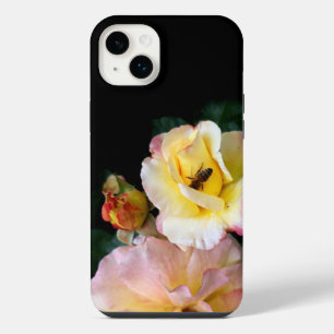 Biene auf rosa gelben Rosenblumen iPhone 14 Plus Hülle