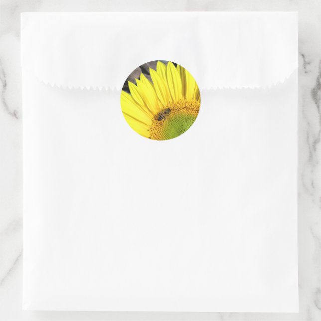Biene auf Sonnenblume Nah-up-Foto Runder Aufkleber (Tasche)