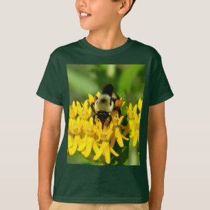 Biene beim Gelage auf Schmetterlingskraut-Wildblum T-Shirt