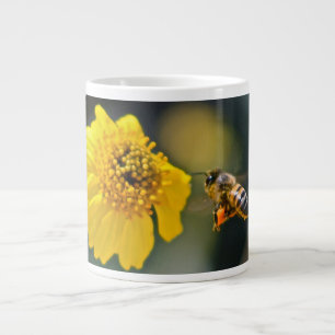 Biene bestäubt eine gelbe Blume Jumbo-Tasse