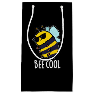 Biene Coole Funny Insect Bee Pun Dark BG Kleine Geschenktüte