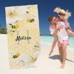 Biene Happy Hummeln Gelbe Honigwabe Strandtuch<br><div class="desc">Gelber,  weißer Hintergrund mit Wabenmuster. Die Blume,  der Hibiskus und die Hummeln sind mit hellgelben,  cremefarbenen tropischen Blumen geschmückt. Vorlagen für Ihren Namen und Monogrammbuchstaben. Der Name wird mit einem schwarzen handgeschriebenen Text geschrieben. Der Monogramm-Brief in grün. Ideal für Ihren Sommer Zuhause,  Strandhaus oder Zuhause!</div>