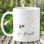 Biene Kaffeetasse<br><div class="desc">Diese Kaffeemaschine ist mit Honigbienen in Aquarellfarbe und "Biene You yourself" in stilvoller Schrift-Typografie dekoriert. Einfach mit Ihrem Monogramm anpassbar. Original Wasserfarbe © Michele Davies.</div>